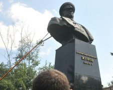 Скандал с памятником Жукову: у Вятровича уже остро ответили Зеленскому
