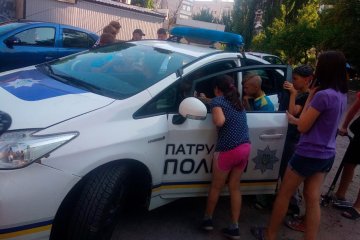 Дети возле автомобиля патрульной полиции Кременчуга