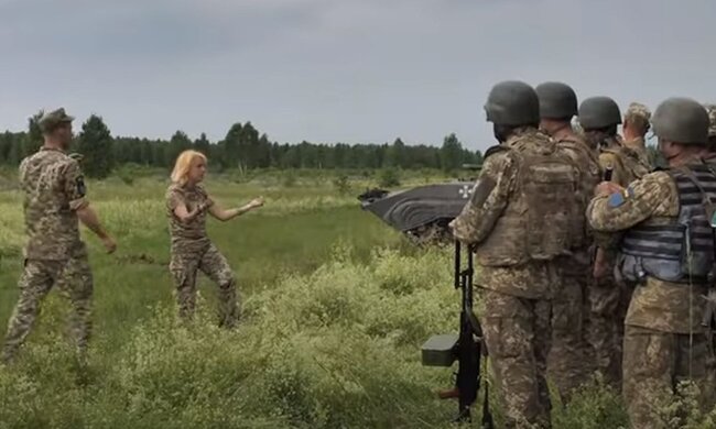 Жінка у ЗСУ. Фото: скріншот YouTube-відео