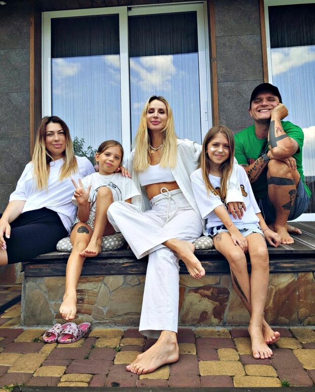 Анатолий "Анатолич" со Светланой Лободой, женой и детьми. Фото: tsn.ua