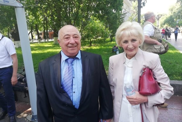 Как живут родители Зеленского: много красного, советские ковры и старенький Ланос папы. Фото