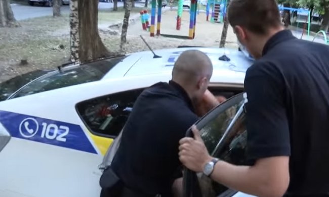 Полиция задержала голого нарушителя карантина. Фото: скриншот YouTube