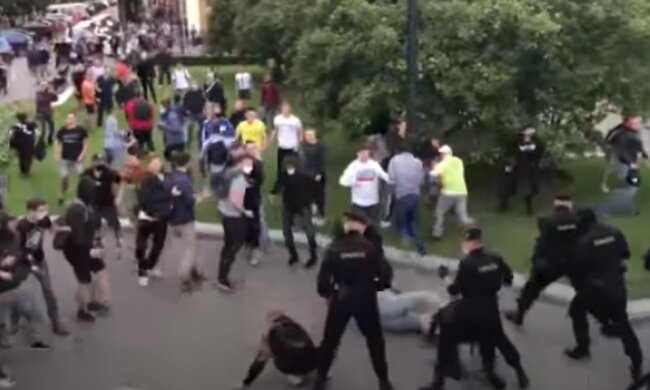 Жестокие задержания протестующих ОМОНом. Фото: скриншот YouTube