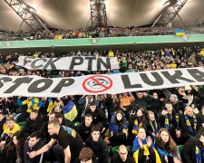 Болельщики устроили перформанс на матче украинской сборной с плакатами против путина и лукашенко