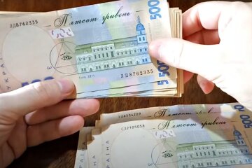 Гривні. Фото: скріншот Youtube-відео