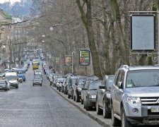 В Украине запретят парковаться на местах для электромобилей. Фото: Автоцентр