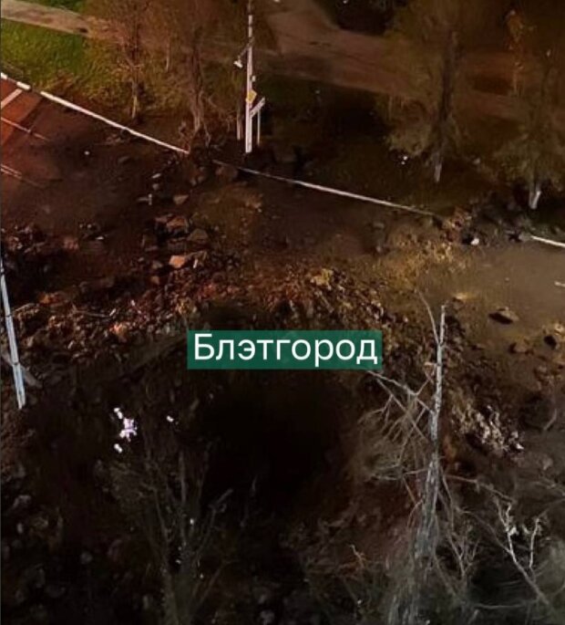 Воронка от падения авиабомбы в Белгороде. Фото: скриншот Telegram
