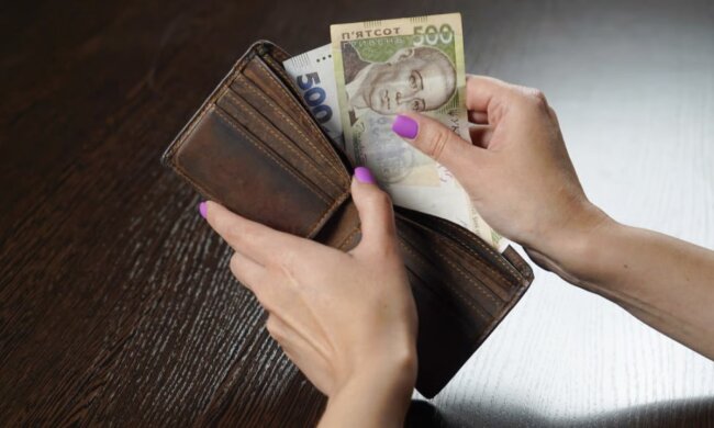 По 2000 грн в одни руки: украинцы уже могут оформить регулярную выплату