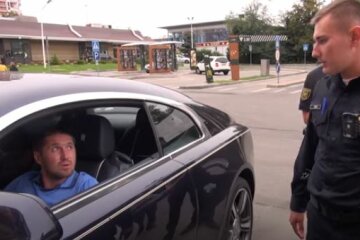 Водитель и полиция. Фото: скриншот YouTube.