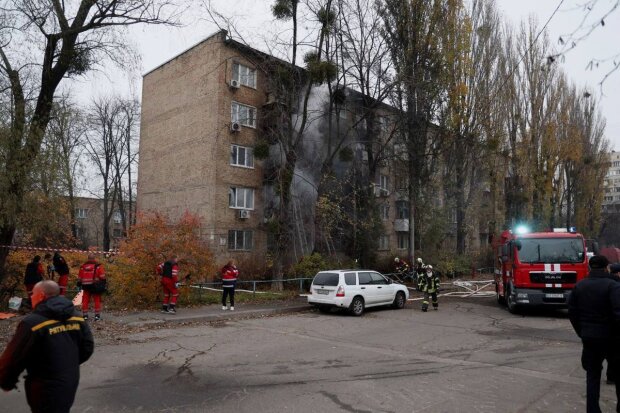 Ракета рф потрапила по будинку в Києві. Фото: ДСНС України