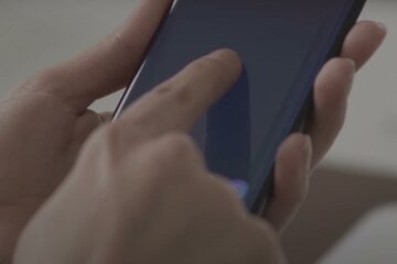 На смартфонах заблокируют банкинг. Фото: скрин youtube