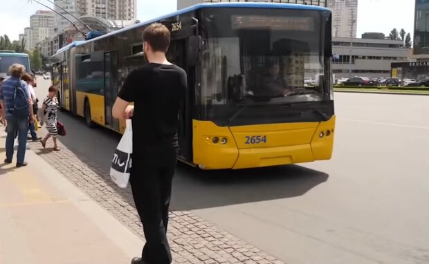 Тролейбус у Києві. Фото: скріншот YouTube-відео
