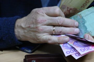Деяким українцям зменшать пенсії вже в 2026 році. Фото: скріншот YouTube-відео