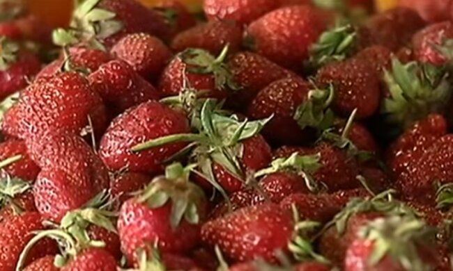 Врачи рассказали, кому стоит отказаться от клубники. Фото: скриншот YouTube