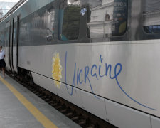 "Укрзализныця" назначила четыре дополнительных поезда на праздники