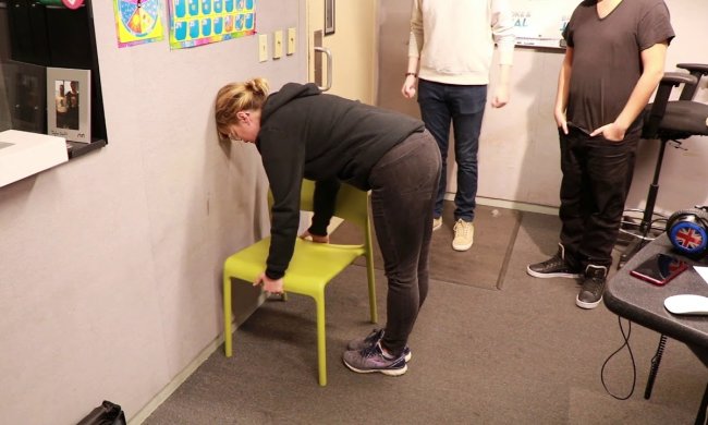 Челлендж со стулом. Фото: скриншот Youtube