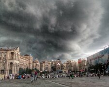 Затопит улицы и повалит деревья: на Киев надвигается ураганный циклон