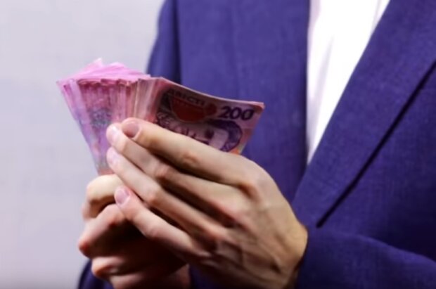 Украинцы получат надбавку к выплатам. Фото: скриншот YouTube-видео