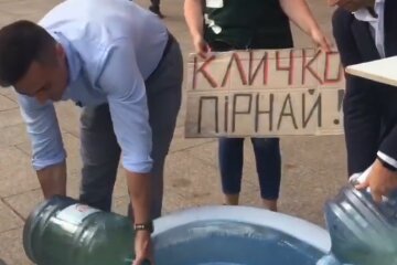 Под КГГА проходит акция. Фото: скрин youtube