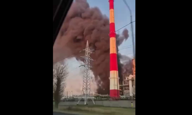 На росії після удару горить величезний НПЗ - відео