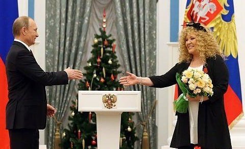 Пьяный день в России: на День рождения Путину преподнесли подарки с намеком