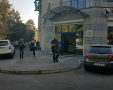 Сразу после слов Зеленского о тюрьме: в банке Порошенко начались обыски - дело близится к СИЗО