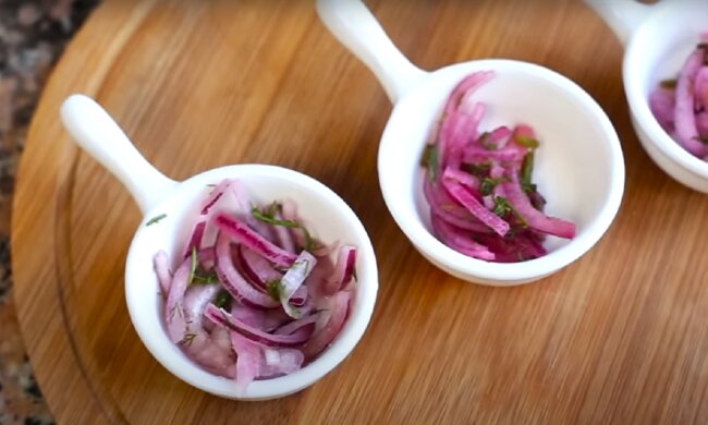 Маринованный лук. Фото: YouTube