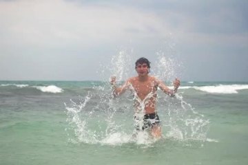 Зеленое море еще не все - у  отдыхающих в Одессе новые проблемы: пляжи заполонили опасные гады