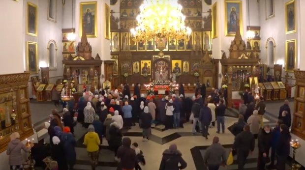 Кидались яйцами и устроили давку: как московский патриархат провел службу в Святогорской лавре