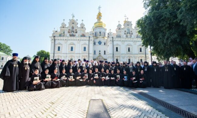 У Київських духовних школах цього року - 200 випускників