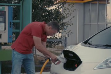 Зарядка электрокара. Фото: youtube