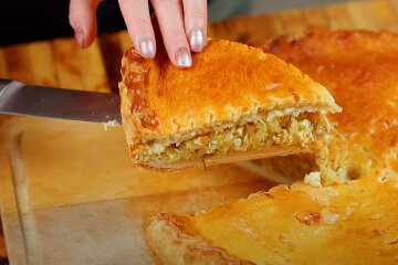 Дріжджовий пиріг з капустою, фото: youtube.com