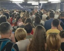 В Киевском метро полно людей, какая там дистанция: "Сто тысяч человек стоят"