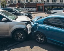 Volkswagen на бешеной скорости влетел в ряд авто прямо на светофоре: есть пострадавшие (фото)