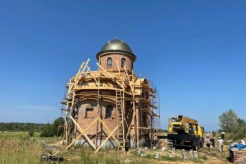 На Київщині у відроджуваному Межигірському монастирі УПЦ встановили купол