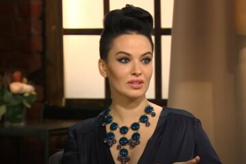 Прислонилась к стеночке и открыла все свои гладенькие места: Даша Астафьева взбудоражила сети нежным фото