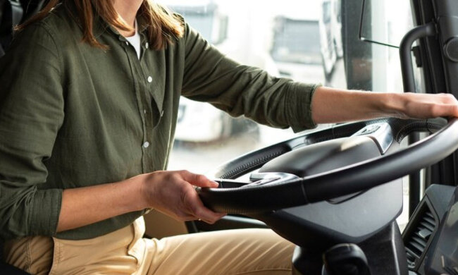 В Україні жінки перекваліфіковуються на типові "чоловічі" професії. Фото: Скрін YouTube