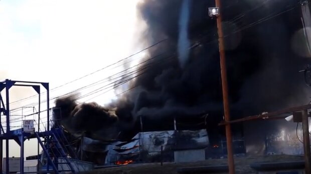 Пожар на химзаводе рф. Фото: скриншот YouTube-видео