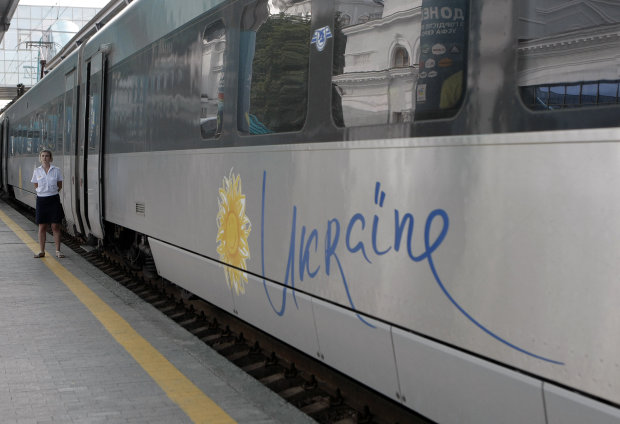 "Укрзализныця" назначила четыре дополнительных поезда на праздники