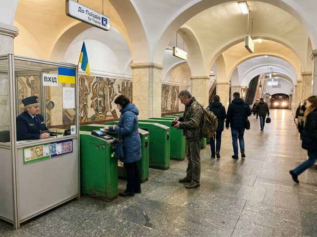 київ метро пасажири турнікет проїзд