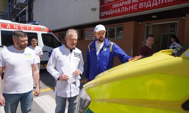 Лікарня Мечникова отримала сучасну швидку: фонд "Надія" та Валерій Дубіль передали авто для порятунку важких пацієнтів
