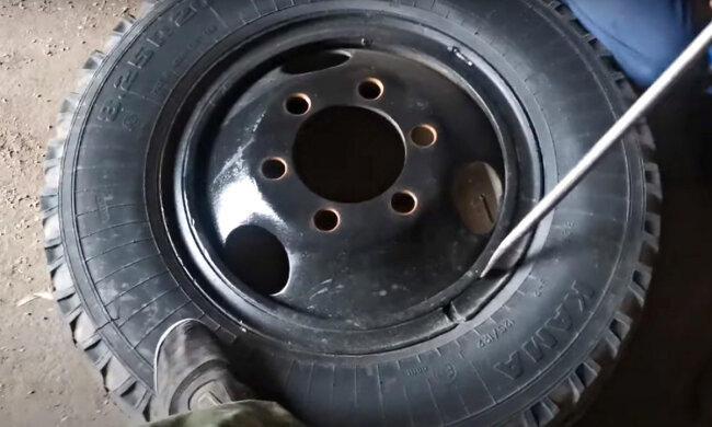 Шиномонтаж. Фото: скриншот YouTube-видео.