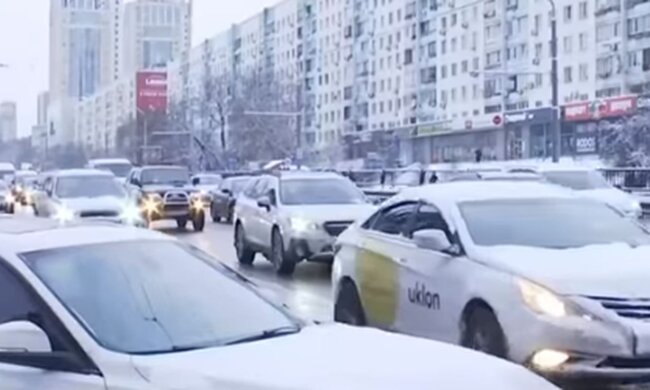 Автомобили на дороге. Фото: скриншот YouTube-видео