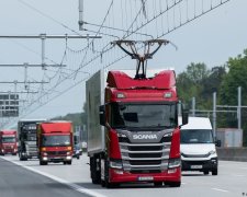 В Германии запустили электрический автобан. Грузовикам прикрепили «рога» для электросети
