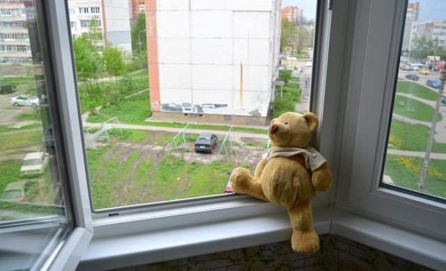 В Житомире с балкона 9 этажа выпал ребенок