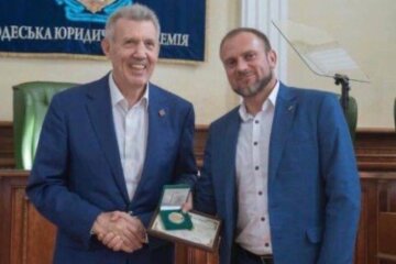 Глава Одесского НАБУ Деулин получил орден от Кивалова: блогер просит обратить внимание на друзей Олега Кипера