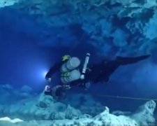 Археологи в подводной пещере. Фото: скриншот Youtube