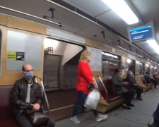 Пассажиры метрополитена. Фото: скрин YouTube
