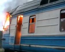 В Киеве сгорела электричка. Фото: скриншот Youtube