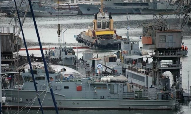 Оккупанты пошли ко дну: в Севастополе затонул плавучий док с российской подлодкой (фото)